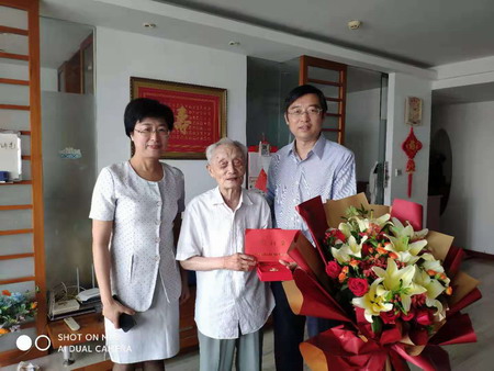 蘇鹽集團黨委書記、董事長章朝陽走訪慰問老黨員