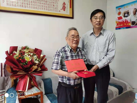蘇鹽集團黨委書記、董事長章朝陽走訪慰問老黨員