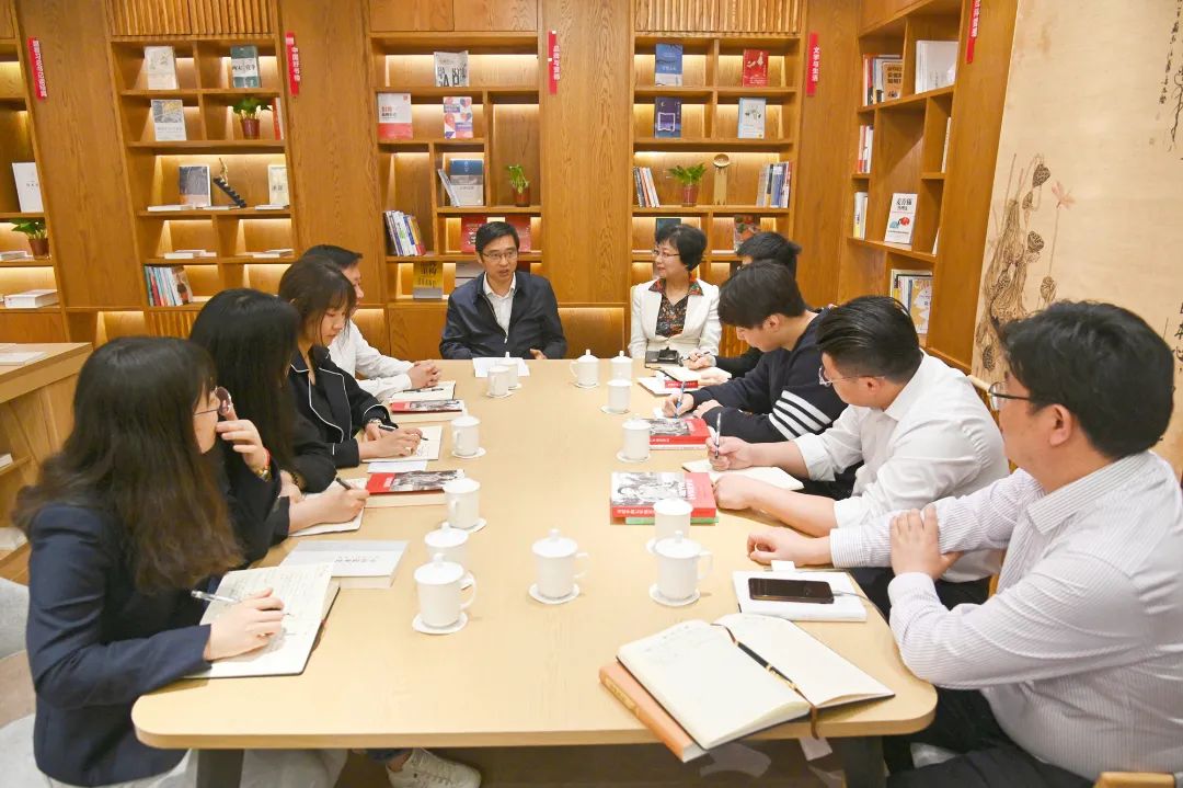 蘇鹽集團黨委舉行青年讀書活動暨“書研學社”揭牌儀式 蘇鹽集團黨委舉行青年讀書活動暨“書研學社”揭牌儀式