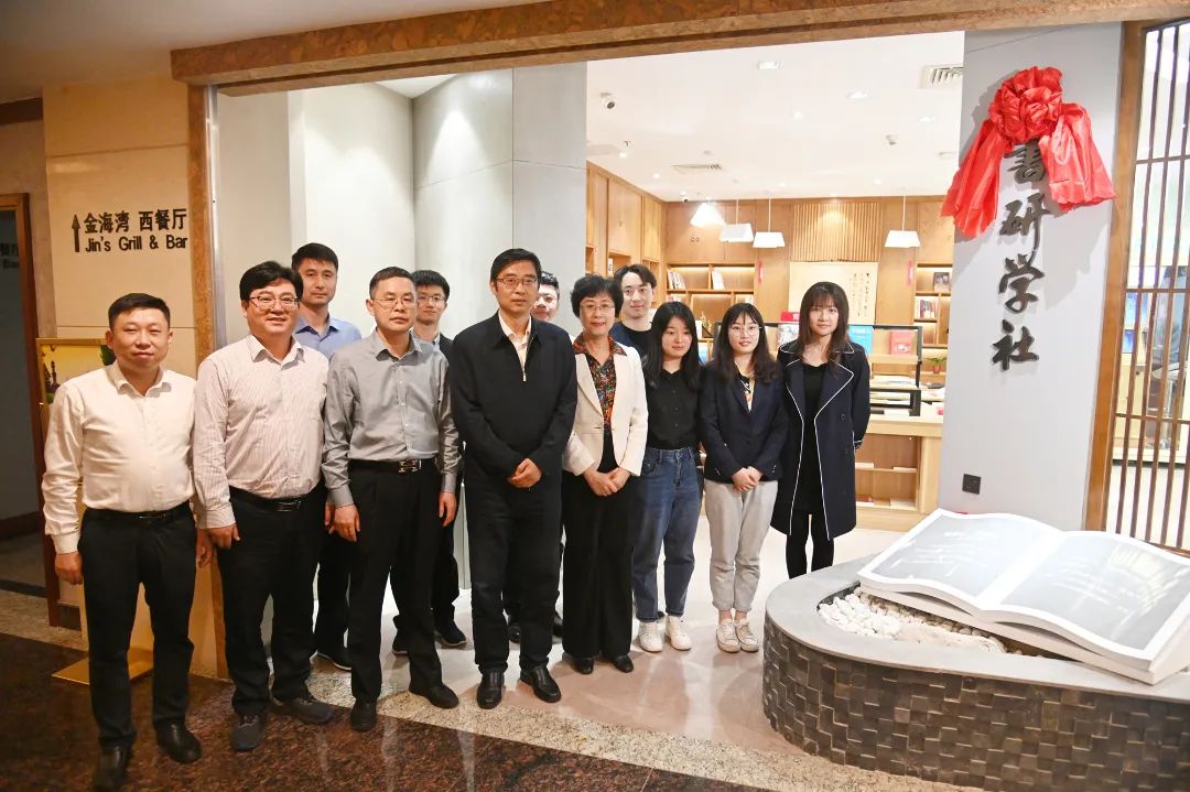 蘇鹽集團黨委舉行青年讀書活動暨“書研學社”揭牌儀式 蘇鹽集團黨委舉行青年讀書活動暨“書研學社”揭牌儀式