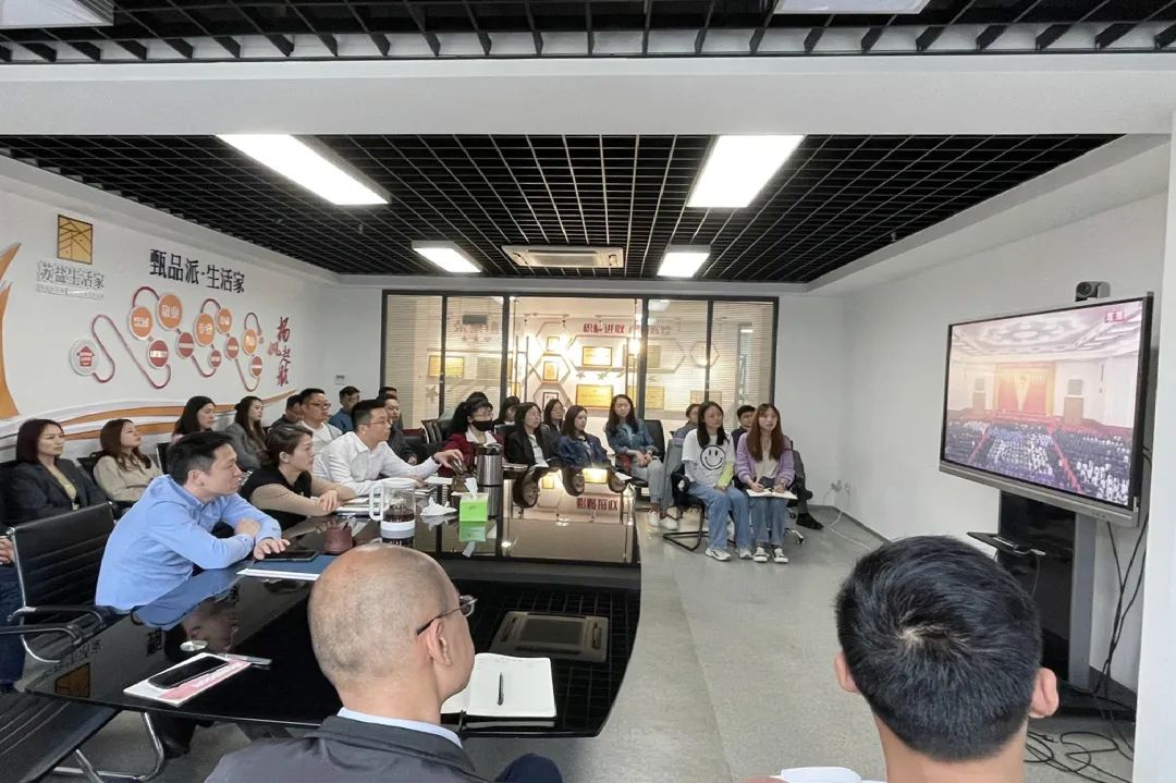 蘇鹽集團團委組織團員青年收聽收看慶祝中國共產主義青年團成立100周年大會熱議習近平總書記重要講話
