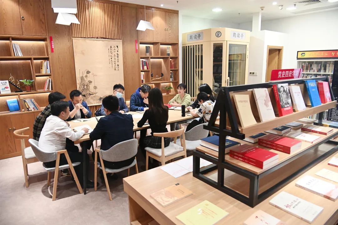 蘇鹽集團團委組織團員青年收聽收看慶祝中國共產主義青年團成立100周年大會熱議習近平總書記重要講話