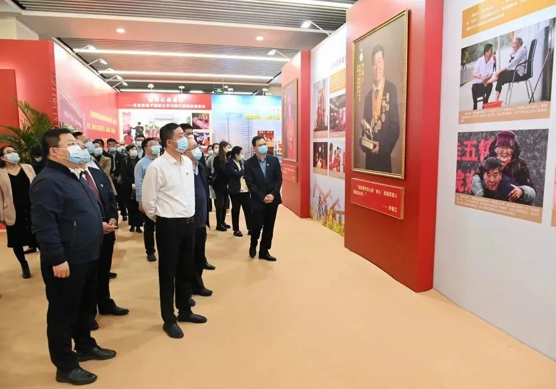 致敬奮斗者 奮進新征程 蘇鹽集團組織參觀“新時代江蘇重大先進典型主題影像展” 致敬奮斗者 奮進新征程 蘇鹽集團組織參觀“新時代江蘇重大先進典型主題影像展”