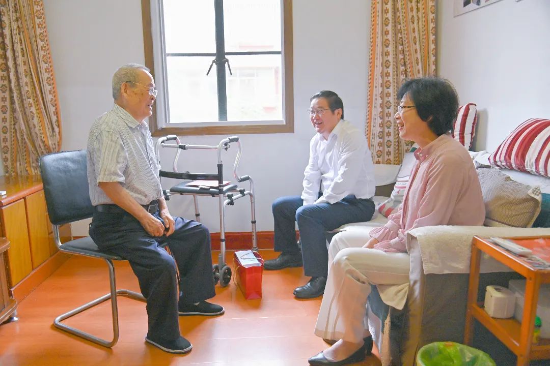 蘇鹽集團黨委開展國慶前走訪慰問活動 蘇鹽集團黨委開展國慶前走訪慰問活動